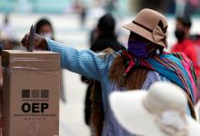 Una mujer boliviana vota en La Paz.