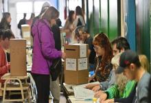Con aplausos de la comunidad electoral, compuesta por autoridades de mesa, fiscales y delegados judiciales, a las 18 en punto concluyó la jornada electoral en las 248 escuelas de Chubut.