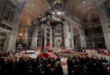 Vista general del interior de la Basílica de San Pedro mientras el Papa Francisco celebra la misa de Nochebuena en el Vaticano, 24 de diciembre de 2022.