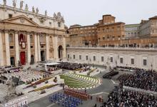 El papa dirigió a unas 30.000 personas en una Plaza de San Pedro adornada con flores en una de las liturgias más importantes del año.