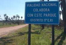 La realidad desmiente lo que el cartel anuncia que Vialidad Nacional “colabora” con el Parque Nacional El Palmar.