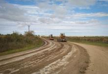 El gobierno, a través de la Dirección Provincial de Vialidad (DPV), lleva adelante un programa de repaso y conservación de caminos de usos productivos y sociales.