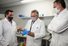 Fernández en el laboratorio que desarrolló suero anti Covid