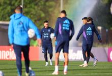 Lionel Messi entrenó sin inconvenientes, pero aun hay interrogantes en el equipo argentino