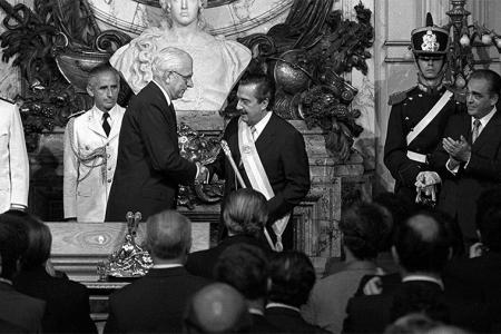 En el salón Blanco de la Casa Rosada, Alfonsín recibía la banda presidencial y el bastón de mando de parte del dictador Reynaldo Bignone, y luego tomó juramentos a sus ministros.
