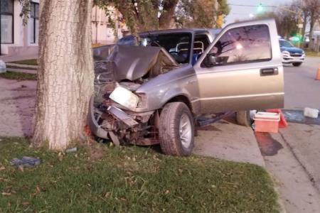 La camioneta impactó primero contra una farola y luego contra un árbol en la localidad de María Grande. Su conductor sufrió lesiones graves.