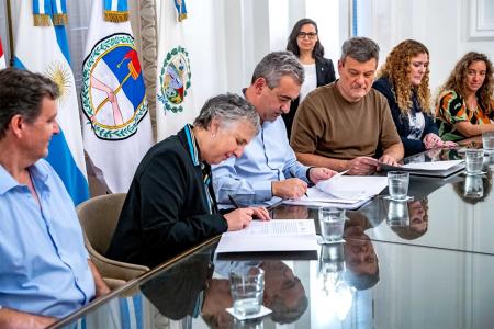 La secretaria de Ambiente de Entre Ríos, Rosa Hojman, al momento de firmar el convenio con la Municipalidad de Rosario para crear el Área Natural Protegida “Los Tres Cerros”.