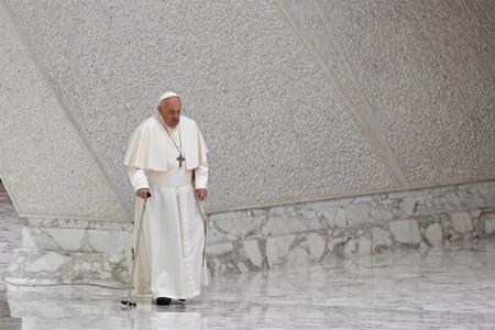 El papa Francisco, a su llegada a la audiencia semanal de los miércoles, en el Vaticano.