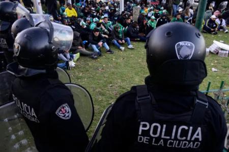 Detuvieron a 50 hinchas de Deportivo Cali con armas blancas en Puerto Madero