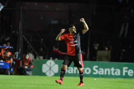 Colón reaccionó ante Argentinos Juniors y encendió la lucha por la permanencia